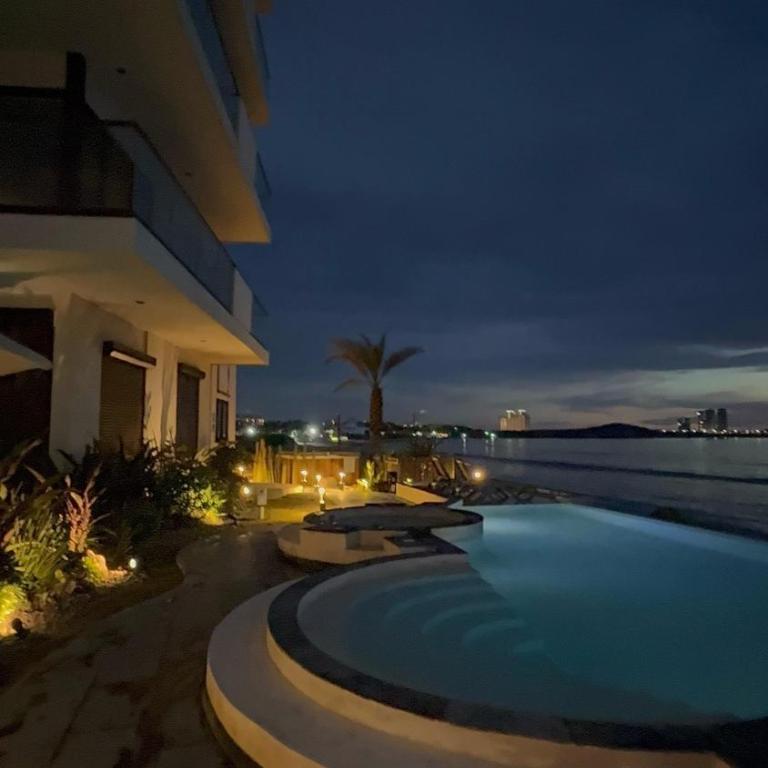 Beachfront apartment with private Jacuzzi - Apartamento de 2 dormitorios con balcón y vistas al mar - 43