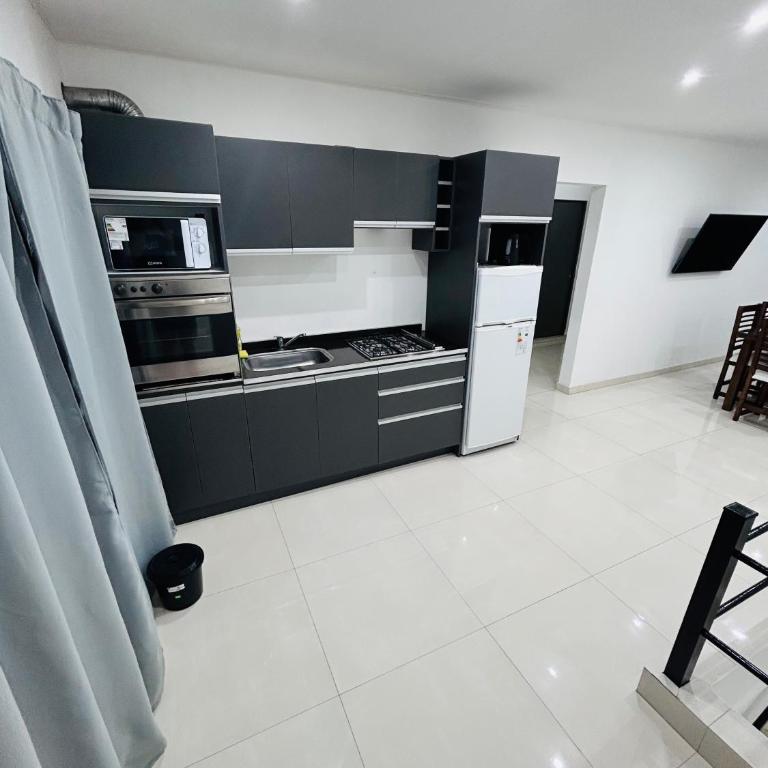 Departamento ESTRADA ideal para pasajeros en tránsito, viajes laborales o estadías cortas Ubicado en Ezeiza, a solo 20 minutos del Aeropuerto Internacional Ministro Pistarini, ofrece comodidad y practicidad para hasta 4 personas - Apartamento de 3 dormitorios - 3