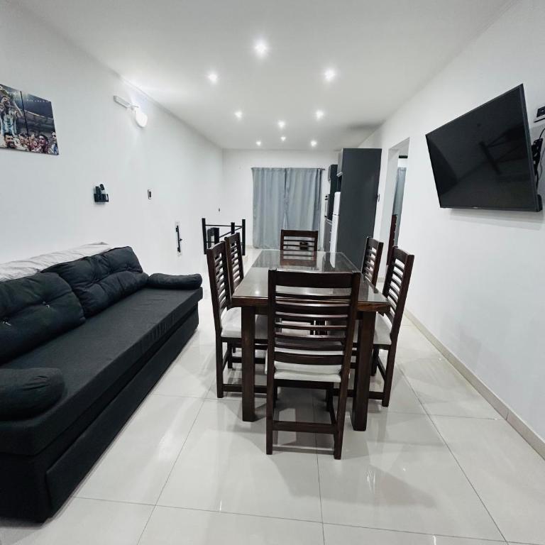 Departamento ESTRADA ideal para pasajeros en tránsito, viajes laborales o estadías cortas Ubicado en Ezeiza, a solo 20 minutos del Aeropuerto Internacional Ministro Pistarini, ofrece comodidad y practicidad para hasta 4 personas - Apartamento de 3 dormitorios - 1