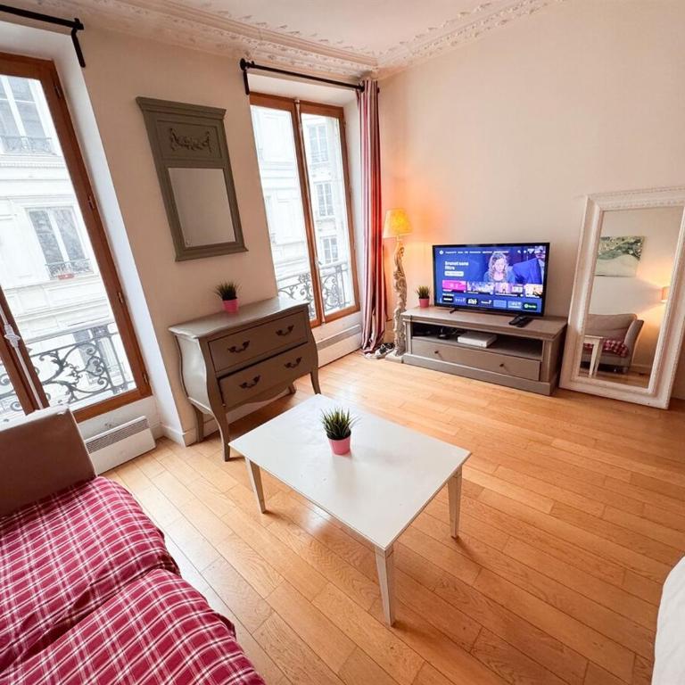2 Charming flat in Heart of Paris near Louvre&Metro - One-Bedroom Apartment with City View - 4