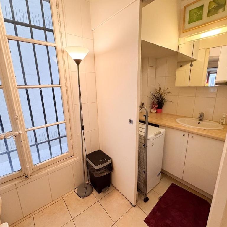 2 Charming flat in Heart of Paris near Louvre&Metro - One-Bedroom Apartment with City View - 14