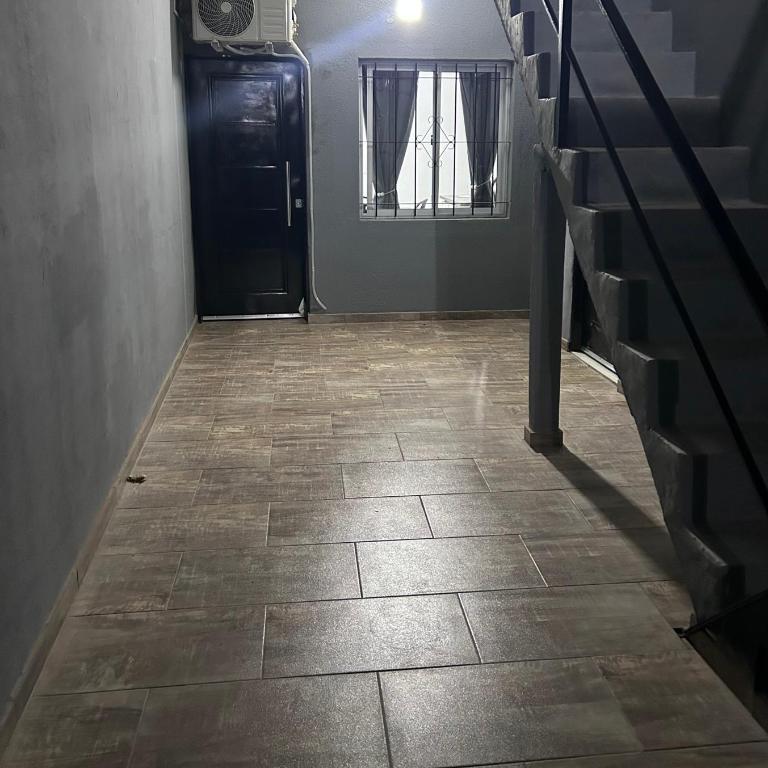 Departamento ESTRADA ideal para pasajeros en tránsito, viajes laborales o estadías cortas Ubicado en Ezeiza, a solo 20 minutos del Aeropuerto Internacional Ministro Pistarini, ofrece comodidad y practicidad para hasta 4 personas - Apartamento de 2 dormitorios - 7