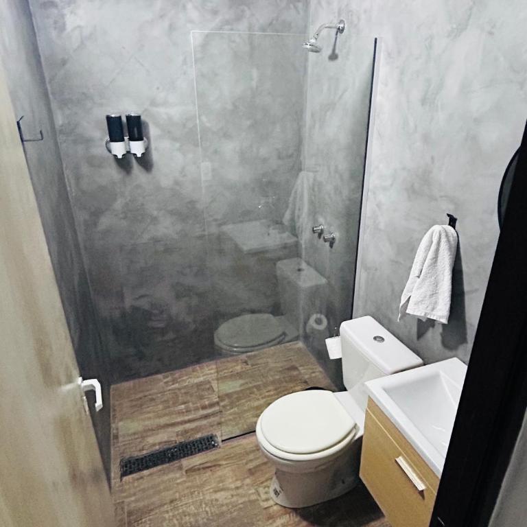 Departamento ESTRADA ideal para pasajeros en tránsito, viajes laborales o estadías cortas Ubicado en Ezeiza, a solo 20 minutos del Aeropuerto Internacional Ministro Pistarini, ofrece comodidad y practicidad para hasta 4 personas - Apartamento de 2 dormitorios - 6