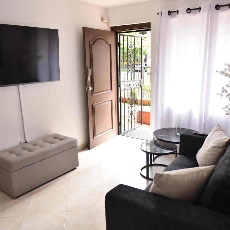 Casa Laureles con Garaje - Four-Bedroom House - 23
