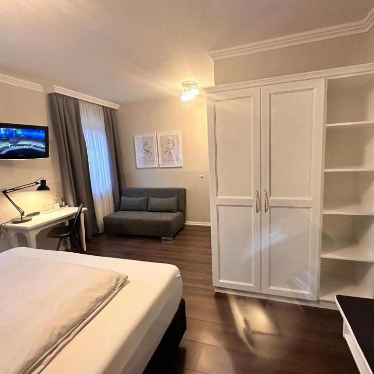 Hotel Villa Solln - free parking - Standard Zimmer mit 1 Doppelbett und Sofa - 6