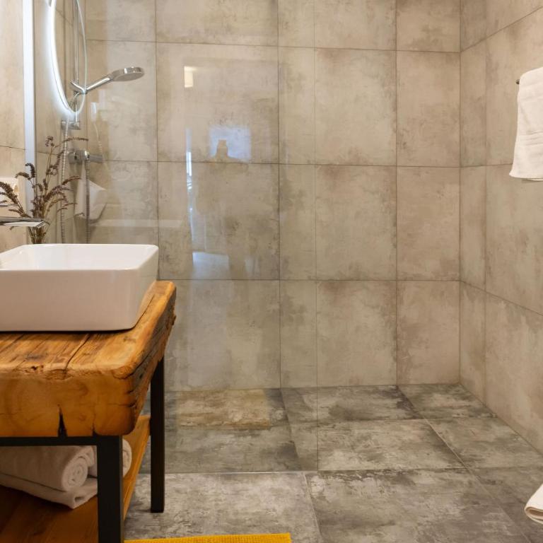 Tirolee Marchegg - Doppelzimmer mit Dusche - 7