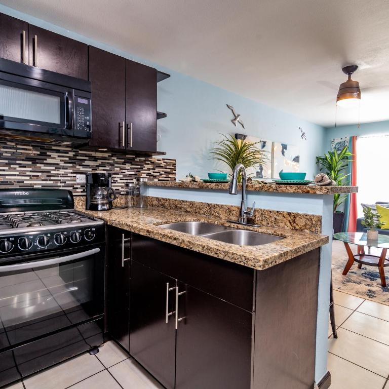 Rosarito pool & garden bar oXxo Farmacy - One-Bedroom Apartment - 9