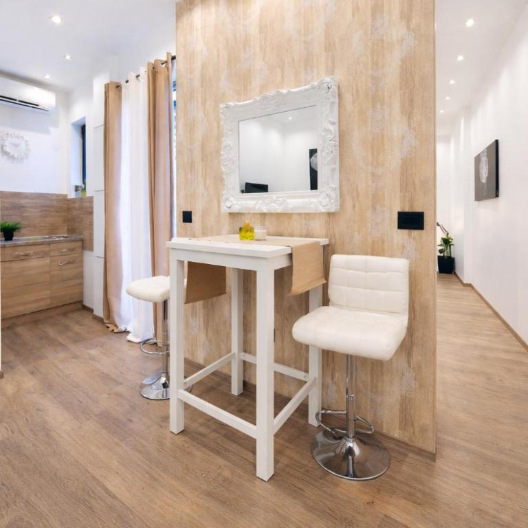 Central Belgrade Apartments LUX - Apartment with Balcony - 1