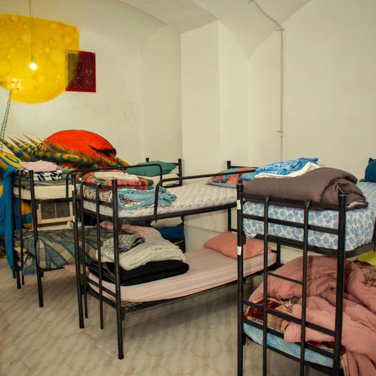 Naples Pizza Hostel - Letto a Castello in Dormitorio Misto - 1