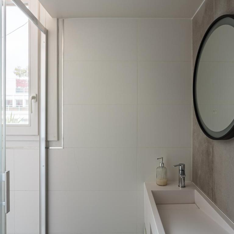 Montaigne - Sunlit Corner Penthouse with Balcony - Apartment with View and Balcony - 19