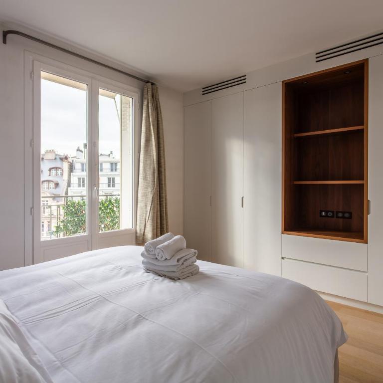 Montaigne - Sunlit Corner Penthouse with Balcony - Apartment with View and Balcony - 24