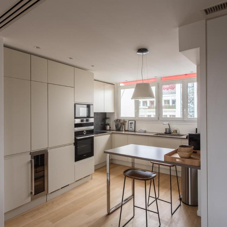 Montaigne - Sunlit Corner Penthouse with Balcony - Apartment with View and Balcony - 15