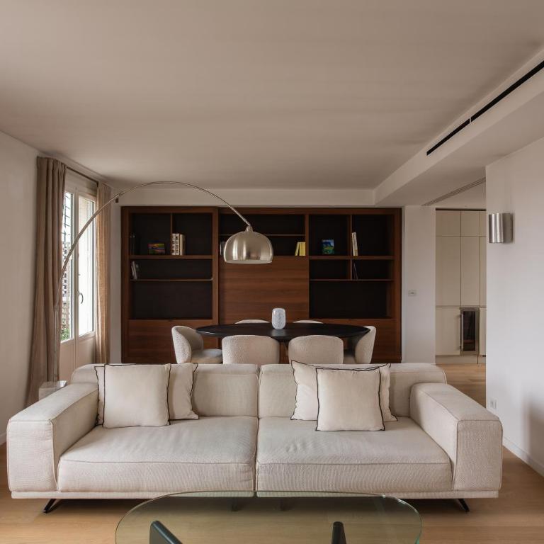 Montaigne - Sunlit Corner Penthouse with Balcony - Apartment with View and Balcony - 23
