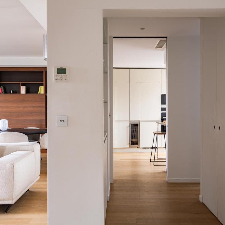 Montaigne - Sunlit Corner Penthouse with Balcony - Apartment with View and Balcony - 21