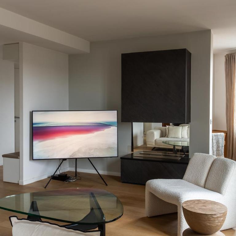Montaigne - Sunlit Corner Penthouse with Balcony - Apartment with View and Balcony - 14