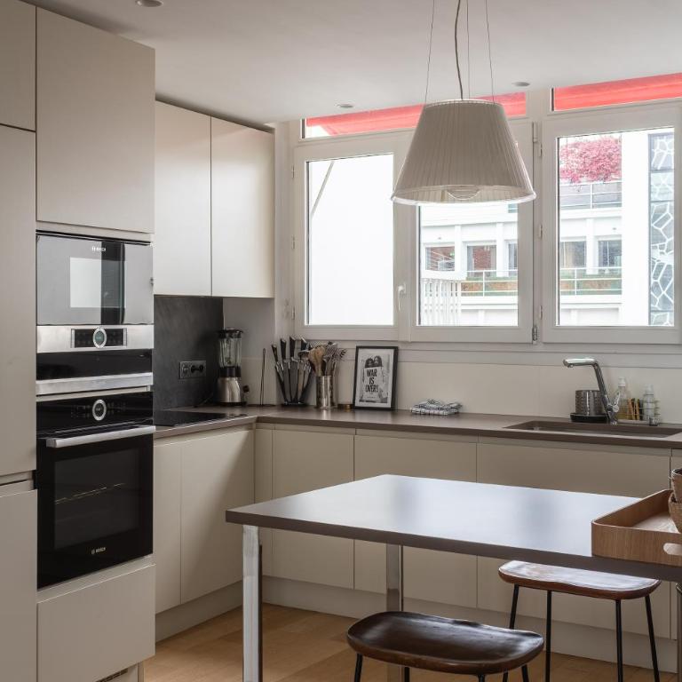 Montaigne - Sunlit Corner Penthouse with Balcony - Apartment with View and Balcony - 13