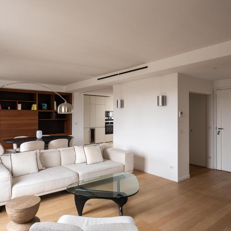 Montaigne - Sunlit Corner Penthouse with Balcony - Apartment with View and Balcony - 4