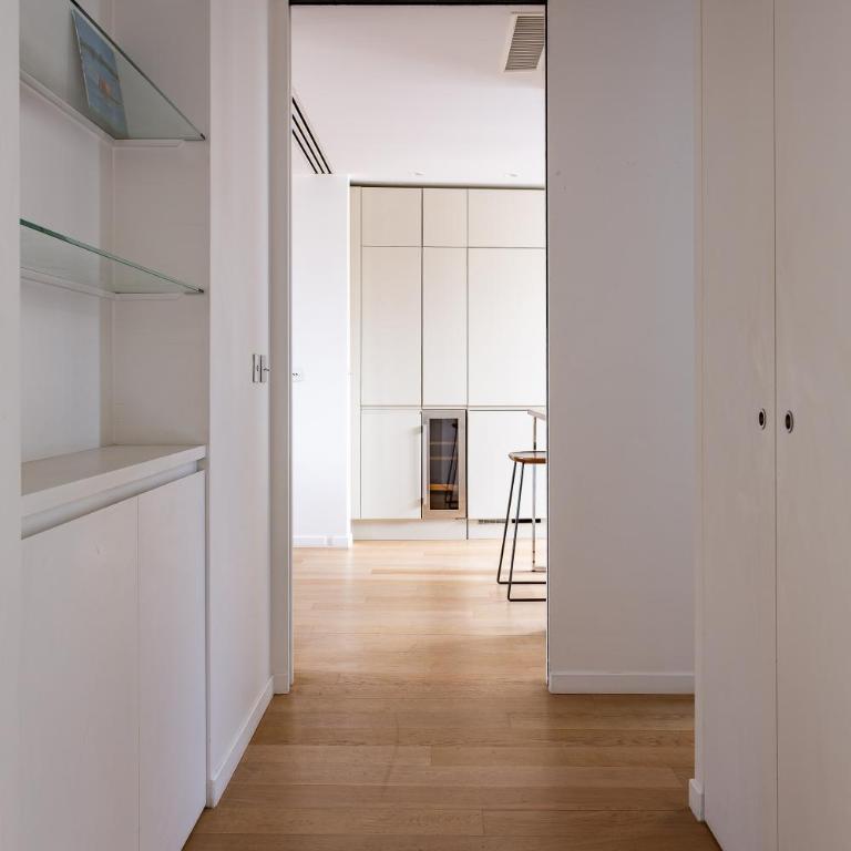 Montaigne - Sunlit Corner Penthouse with Balcony - Apartment with View and Balcony - 6
