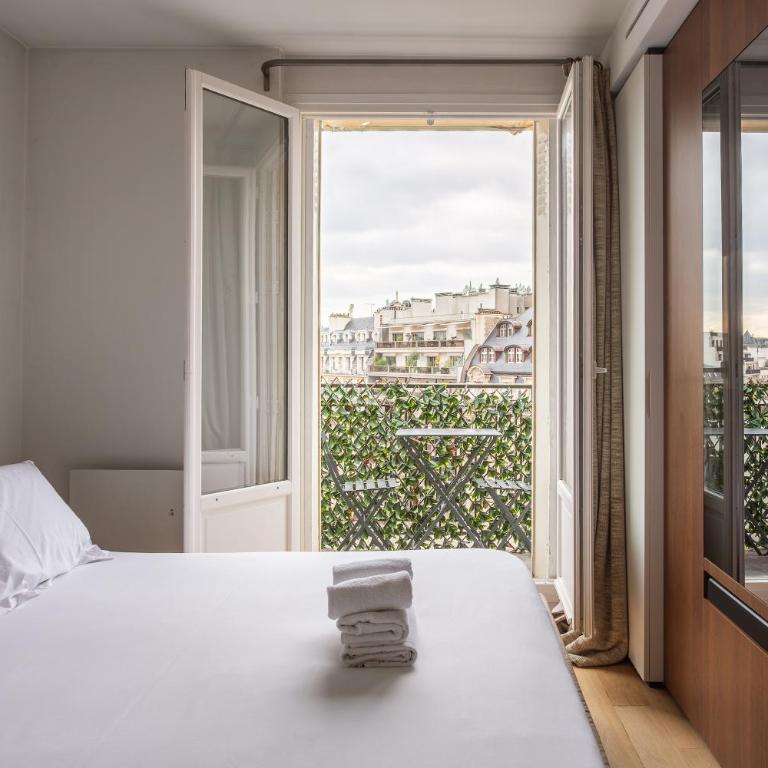 Montaigne - Sunlit Corner Penthouse with Balcony - Apartment with View and Balcony - 11
