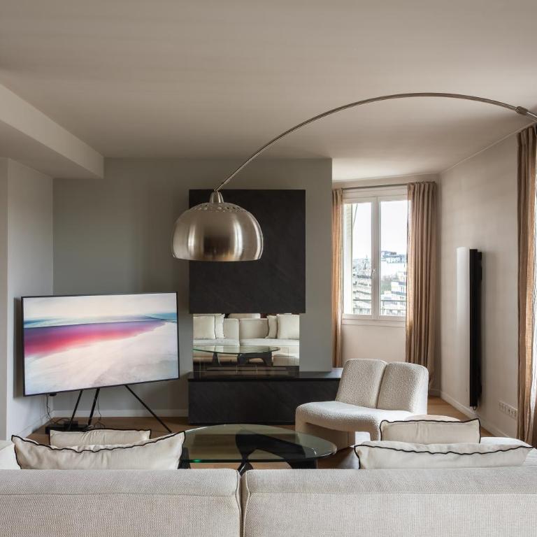 Montaigne - Sunlit Corner Penthouse with Balcony - Apartment with View and Balcony - 12