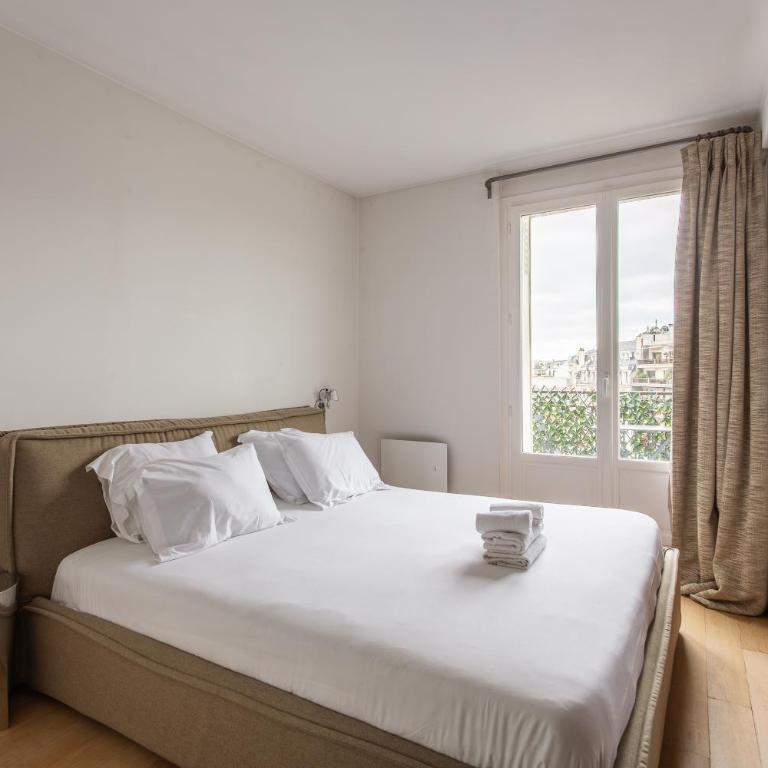 Montaigne - Sunlit Corner Penthouse with Balcony - Apartment with View and Balcony - 16