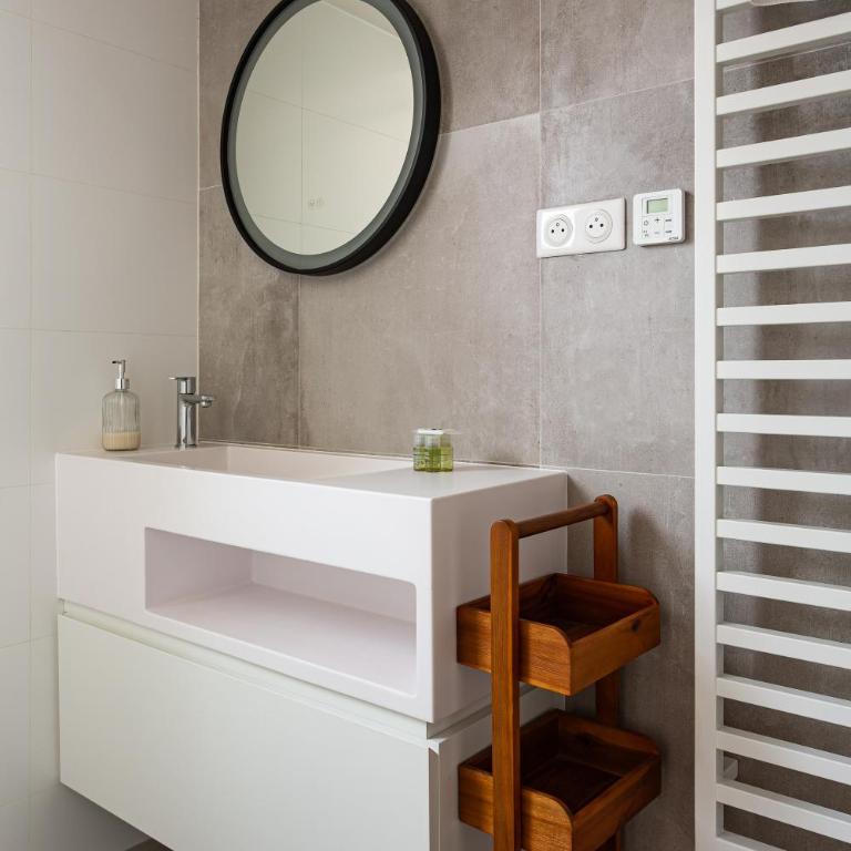 Montaigne - Sunlit Corner Penthouse with Balcony - Apartment with View and Balcony - 18