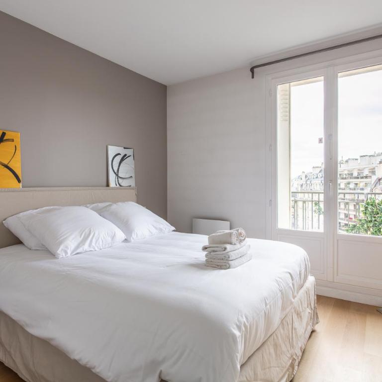 Montaigne - Sunlit Corner Penthouse with Balcony - Apartment with View and Balcony - 28