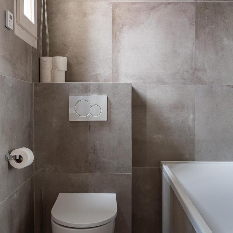 Montaigne - Sunlit Corner Penthouse with Balcony - Apartment with View and Balcony - 31