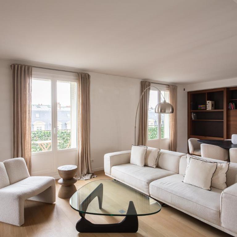 Montaigne - Sunlit Corner Penthouse with Balcony - Apartment with View and Balcony - 2