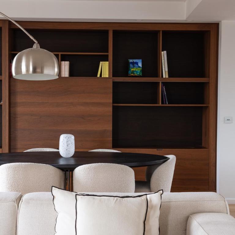 Montaigne - Sunlit Corner Penthouse with Balcony - Apartment with View and Balcony - 32