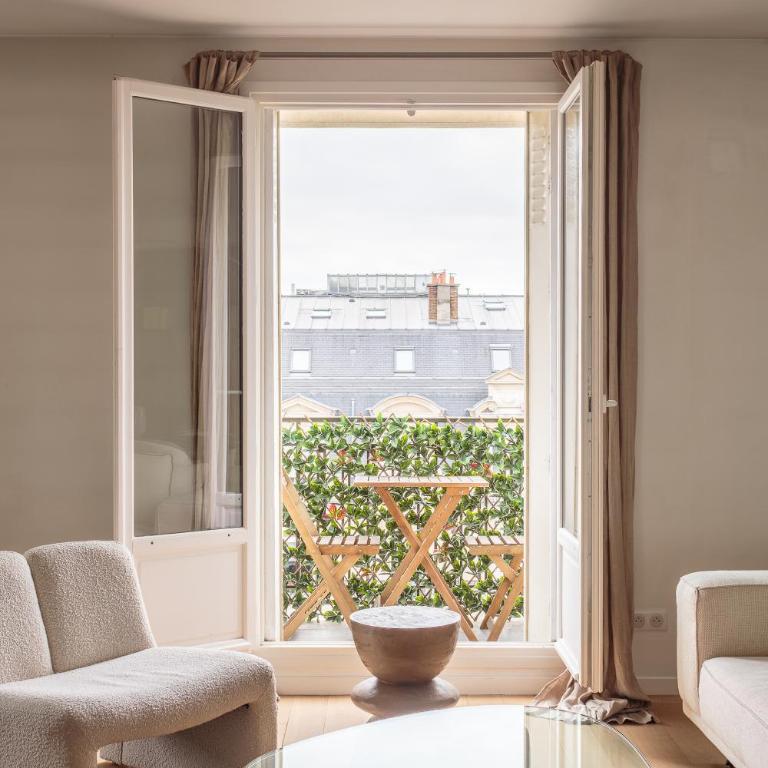 Montaigne - Sunlit Corner Penthouse with Balcony - Apartment with View and Balcony - 1