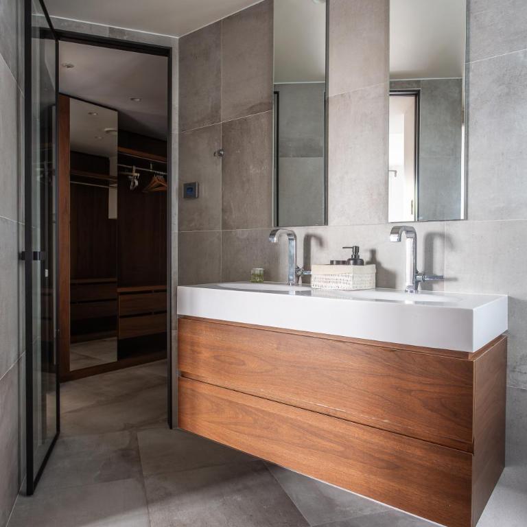Montaigne - Sunlit Corner Penthouse with Balcony - Apartment with View and Balcony - 35