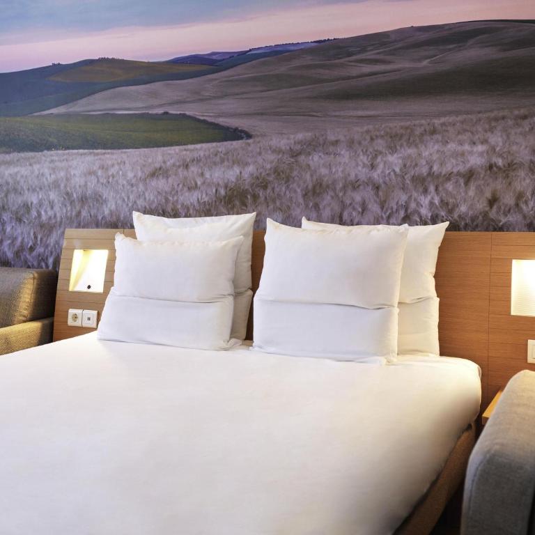 Novotel Sevilla - Habitación Superior con cama grande y sofá - 5