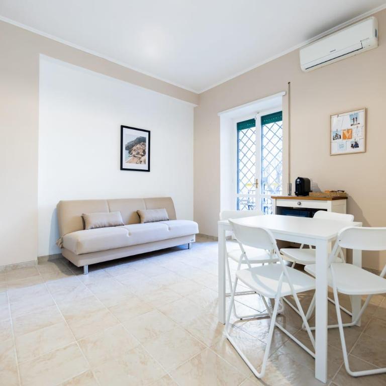 Alloggio Turistico in Via Acton vicino al mare - Appartamento con 2 Camere da Letto - 1