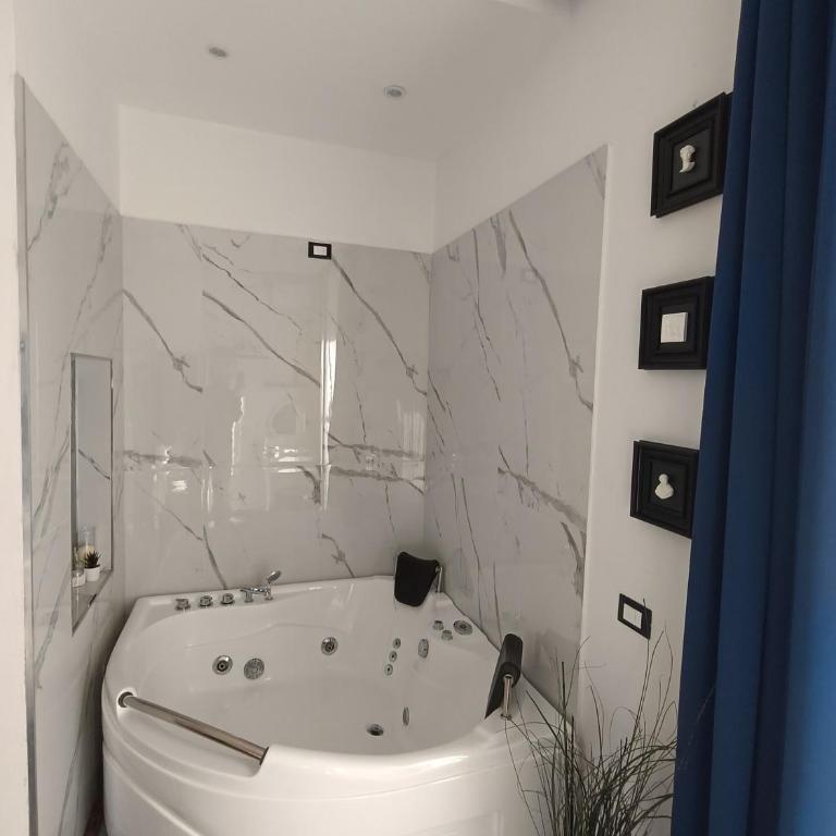 Matriosca Suites - Camera King con Vasca Idromassaggio - 5