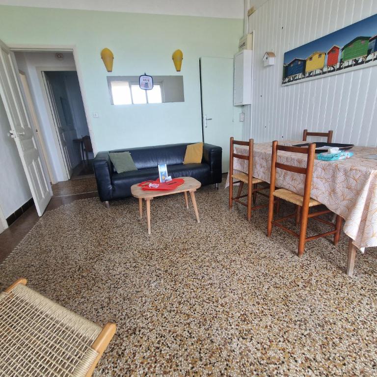 CARNON PLAGE évasion en bord de mer les pieds dans le sable accès privé et direct à la plage Logement T4 pour 6 pers Terrasse vue mer Parking privé gratuit Accueil personnalisé - Appartement 3 Chambres - Vue sur Mer - 7