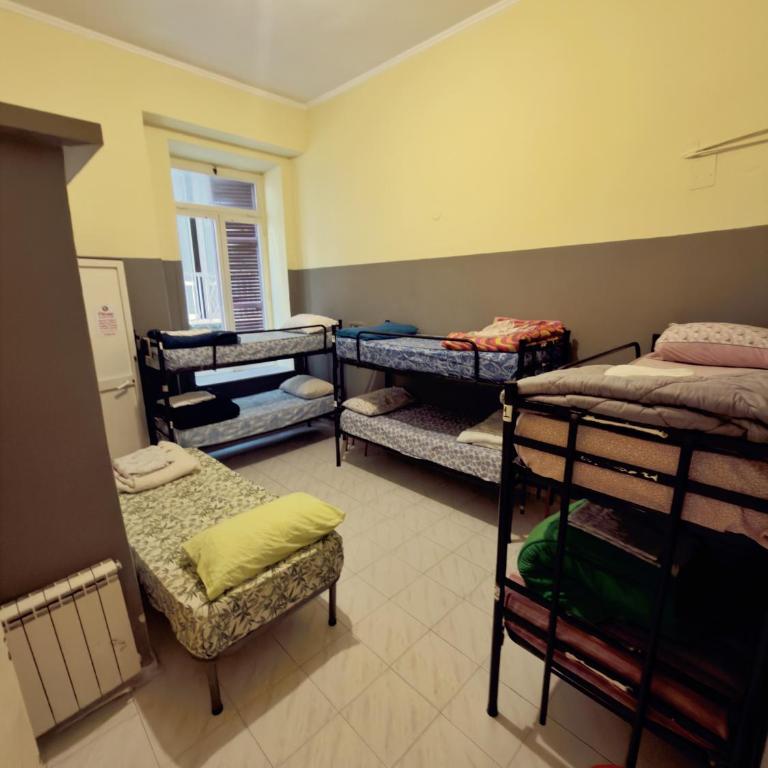 Naples Pizza Hostel - Posto Letto in Dormitorio Misto con 6 Letti - 2