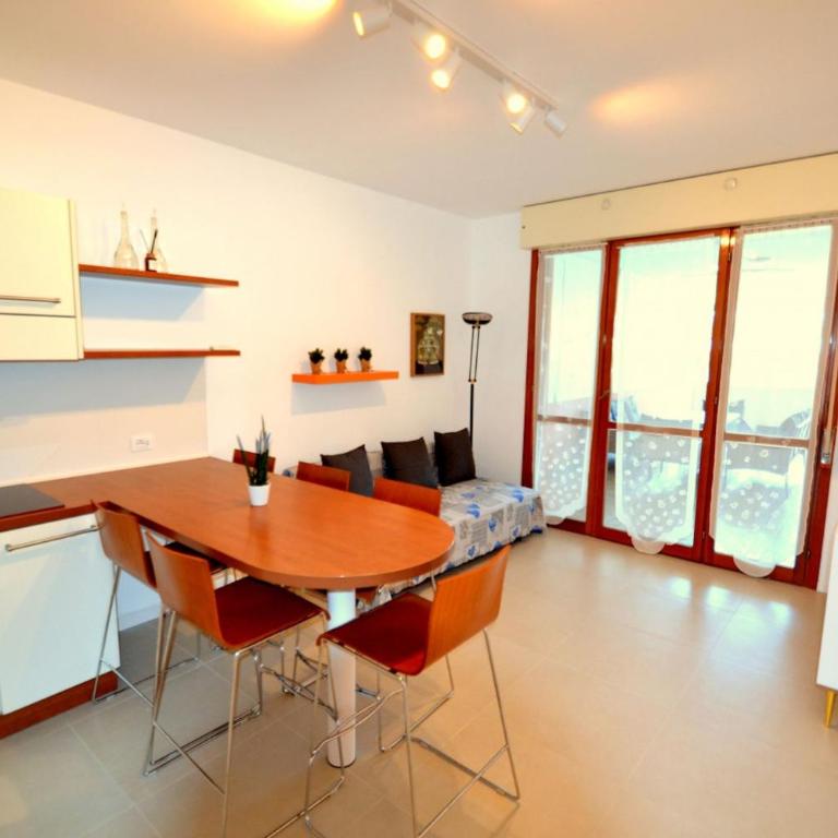 Spacious flat with pool view - Apartment - 2