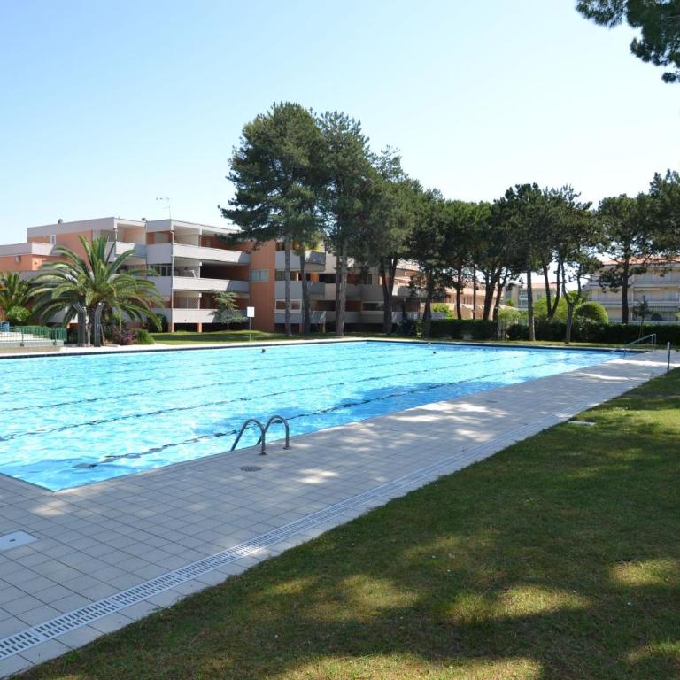 Spacious flat with pool view - Apartment - 7