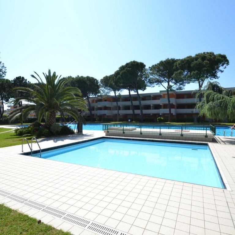 Spacious flat with pool view - Apartment - 8