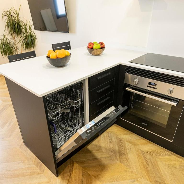 Spacious apartment 15 minutes from Puerta del Sol - One-Bedroom Apartment - 3