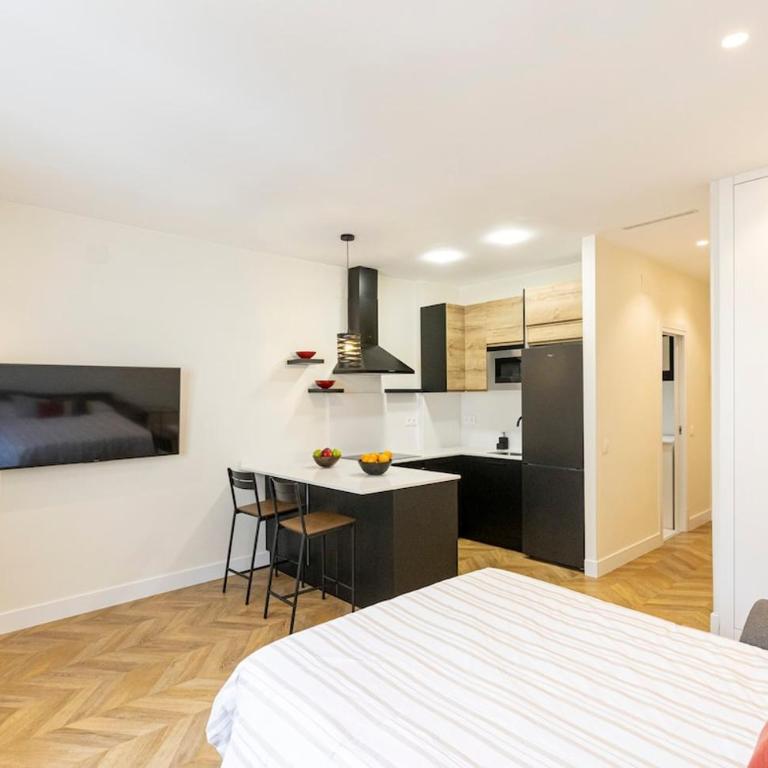 Spacious apartment 15 minutes from Puerta del Sol - One-Bedroom Apartment - 6