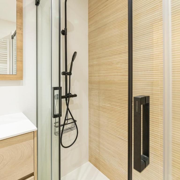Spacious apartment 15 minutes from Puerta del Sol - One-Bedroom Apartment - 11