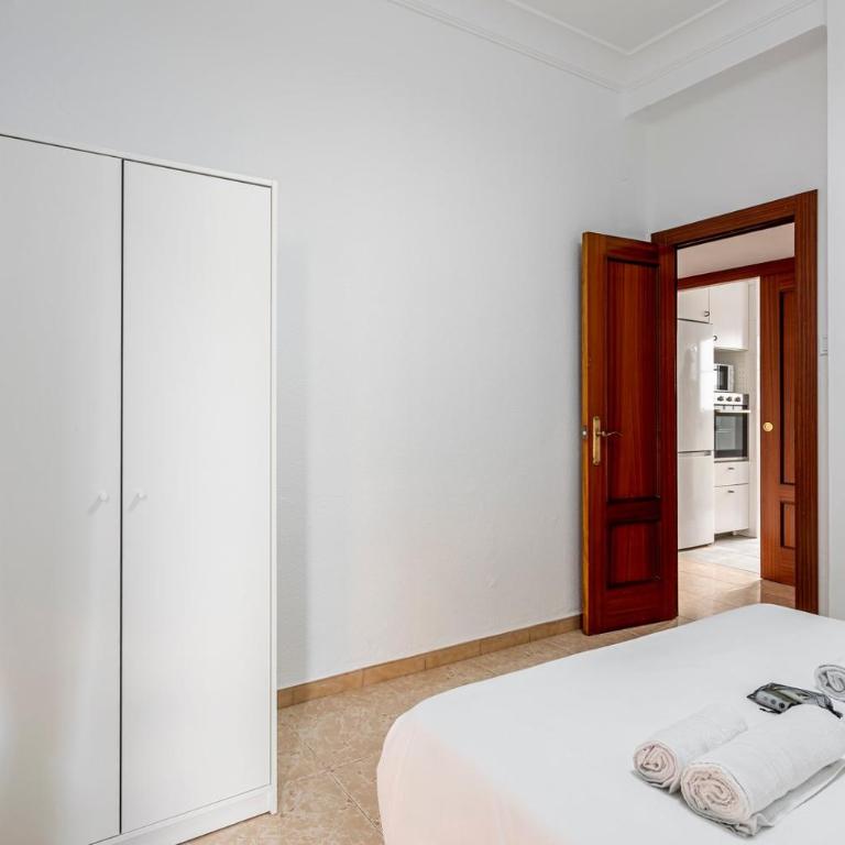 Guest Ready - Bright flat well‑located urban stay - Three-Bedroom Apartment - 9