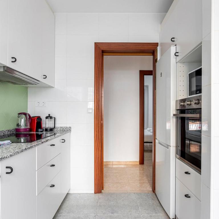 Guest Ready - Bright flat well‑located urban stay - Three-Bedroom Apartment - 10