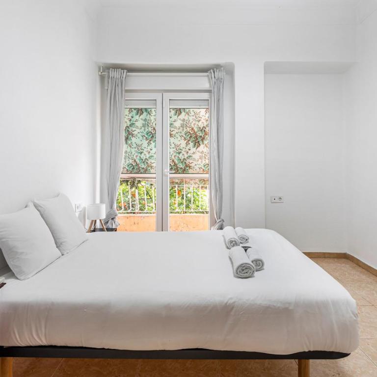 Guest Ready - Bright flat well‑located urban stay - Three-Bedroom Apartment - 4