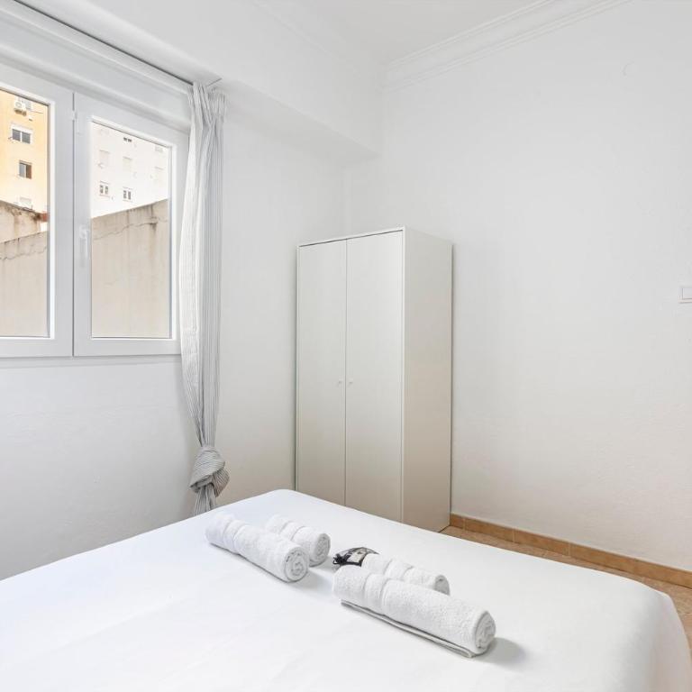 Guest Ready - Bright flat well‑located urban stay - Three-Bedroom Apartment - 7