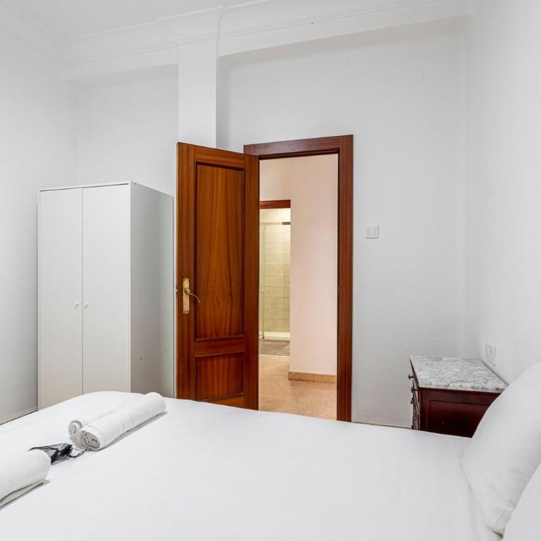 Guest Ready - Bright flat well‑located urban stay - Three-Bedroom Apartment - 16