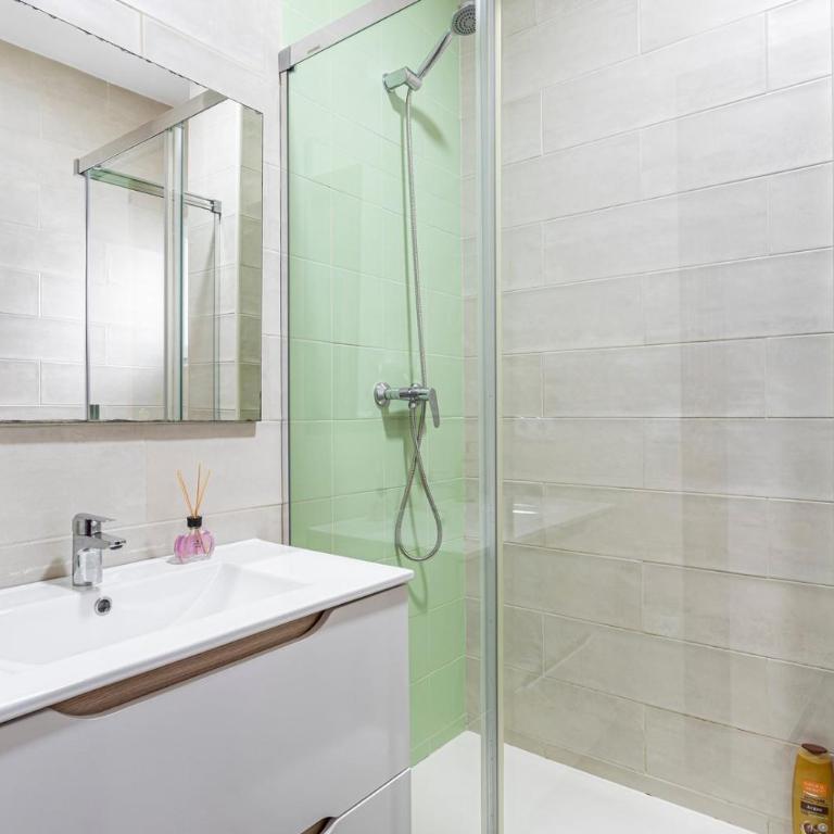 Guest Ready - Bright flat well‑located urban stay - Three-Bedroom Apartment - 12