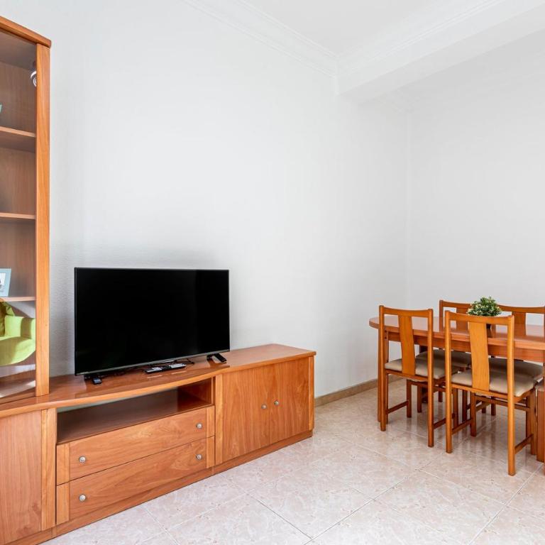 Guest Ready - Bright flat well‑located urban stay - Three-Bedroom Apartment - 5